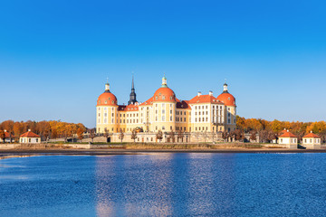 Schloss Moritzburg bei Dresden im Herbst