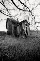 Obraz premium Old, abandoned house in Finnish countryside at November. 