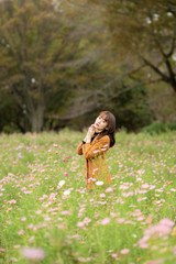 コスモス畑の女性