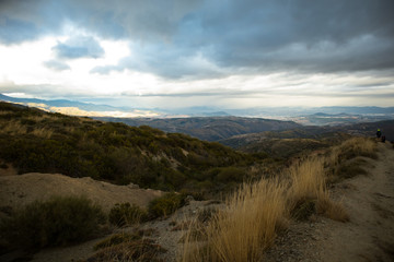 Malerische Landschaft auf dem spanischen Jakobsweg mit Pilgerpfad und Aussicht