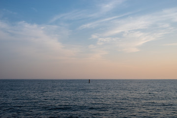 夕焼けの水平線