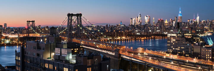 Williamsburg bridge and Midtown Manhattan skyline. - obrazy, fototapety, plakaty