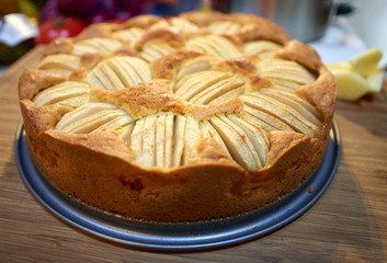 Versunkener Apfelkuchen auf Holzbrett