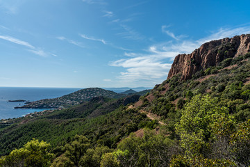 Fototapeta na wymiar cap roux hiking trail In the red rocks of the Esterel mountains with the blue sea of the Mediterranean