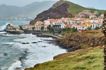 Madeira windige Küste im Osten mit Häusern und Palme