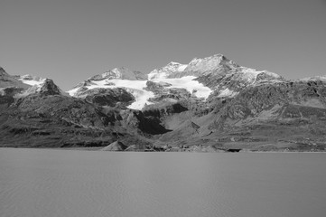 Lago Bianco auf dem Bernina Hospitz. Lake Bianco in the Swiss Alps at the Bernina Hospitz