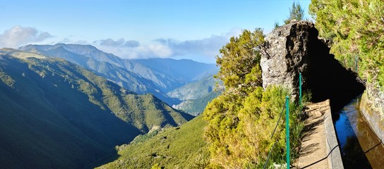 Levada Panorama auf Madeira mit Blick ins Tal atemberaubend