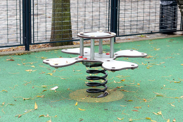 Jeu pour enfant dans aire de jeux