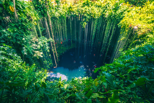 Un &eacute;norme cenote dans le Yucatan au Mexique