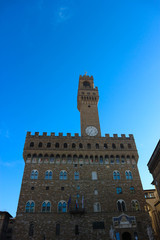Fototapeta premium Beautiful medieval Palazzo Vecchio in florence italy against a brightblue sky