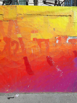 bunt besprayte Wand, fick dich Graffiti und kaputte Dose