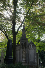 Historische Gräber am alten Südfriedhof in München