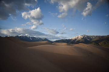 Fototapeta na wymiar dune with mountains in the background