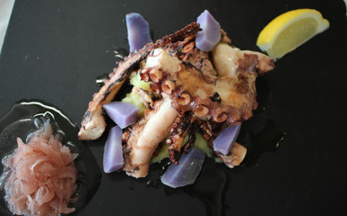 Polipo con patate viola e cipolle