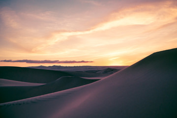 Fototapeta na wymiar Dunes de sable dans le désert du Pérou