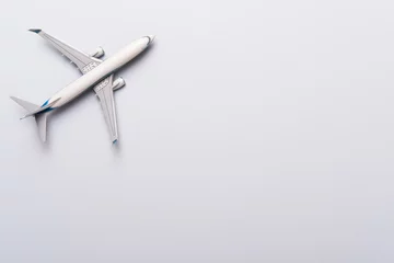 Foto op Plexiglas Model van vliegtuig, vliegtuig op blauwe achtergrond. Platliggend ontwerp. Reizen, vakantie concept © uv_group