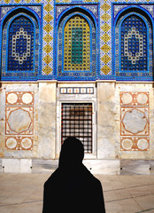 donna musulmana davanti alla moschea