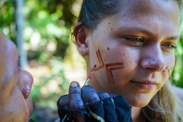 Maquillage Tikuna en Amazonie