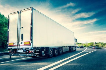 Weißer LKW auf deutscher Autobahn mit leichter Bewgungsunschärfe - White truck on german highway with motion blur