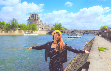 Fototapeta na wymiar Asain woman enjoy her vacation in Paris with Pont neuf on the back, Paris, France.