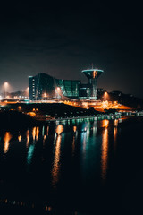 Obraz premium building in the form of a flying saucer at night