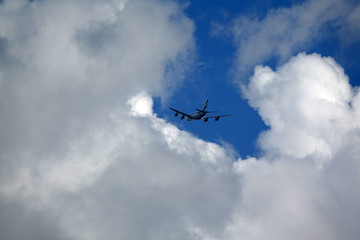 Fototapeta na wymiar Flugzeug und Wolke