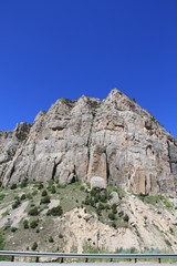 Fototapeta na wymiar Wyoming clifts provide a scenic view 