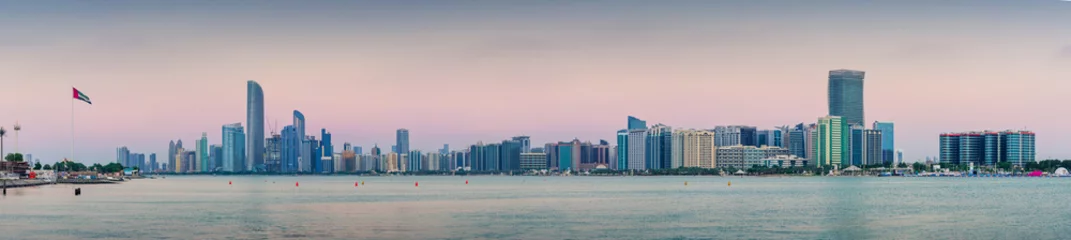 Foto op Canvas Skyline van de binnenstad van Abu Dhabi volledig panoramisch uitzicht © creativefamily