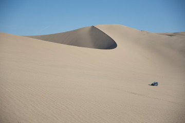 Fototapeta na wymiar Tubular vehicle riding the dunes in Huacachina, ica desert, Peru