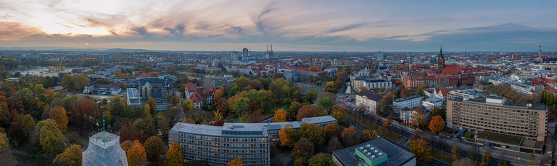 Obraz premium Skyline von Hannover kurz vor Sonnenuntergang mit Blickrichtung Westen