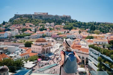 Cercles muraux Athènes Profiter de vacances en Grèce. Jeune femme voyageant avec sac à dos profitant de la vue sur la ville d& 39 Athènes et l& 39 Acropole.