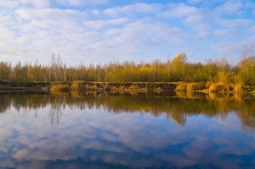 Fototapeta na wymiar Autumn forest beautiful lake with blue sky.