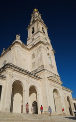 Fototapeta na wymiar Santuário de Nossa Senhora de Fátima com turístas a visitar, Portugal