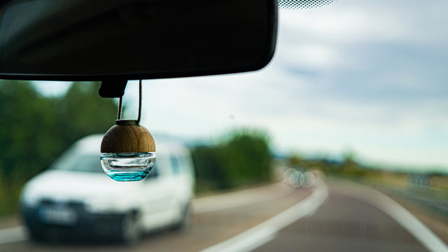 Ambientador en el retrovisor de un coche