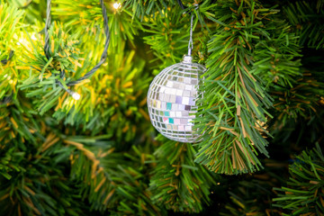 Obraz premium Gold Christmas background of de-focused lights with decorated tree