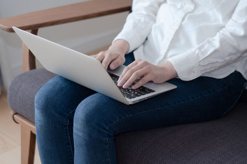 Naklejka premium ラップトップを操作する女性の手