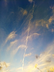 Fototapeta na wymiar 印象的な夕暮れの雲・飛行機雲6