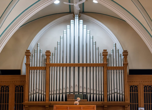 Majestic Pipe Organ 