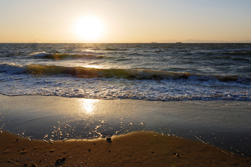 波打ち際に映る太陽
