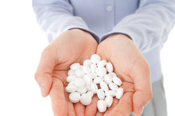 大量の薬物を飲む若い女性