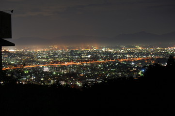 Fototapeta premium Nocny widok z obserwatorium Katae w mieście Fukuoka