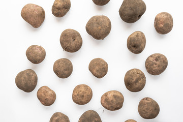 Fototapeta na wymiar dirty potatoes isolated on a white background, top view