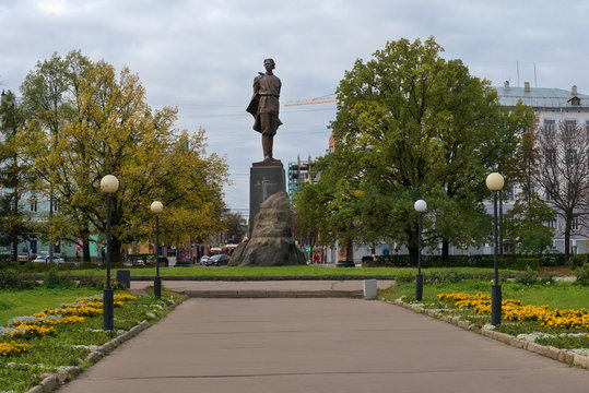 NIZHNY NOVGOROD, RUSSIA - SEPTEMBER 28, 2019: Monument to Maxim Gorky in Nizhny Novgorod, in the square on Gorky Square. Gorky's seven-meter bronze figure was created by sculptor V.I. Mukhina