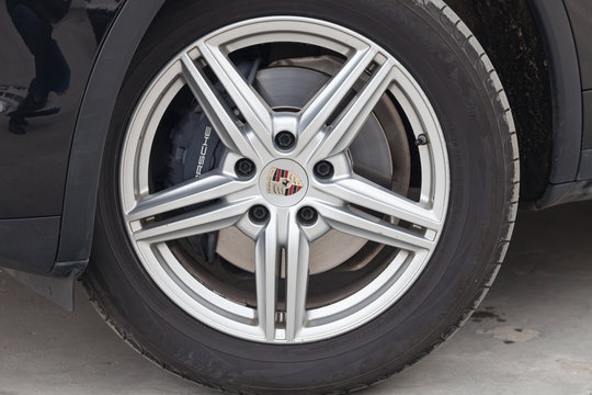 Front wheel alloy aluminum wheel view of Porsche Cayenne Diesel  958 2012 in black color after cleaning before sale in a sunny summer day