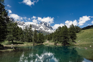 Fototapeta premium Nice day on Matterhorn surroundings, italian Alps.