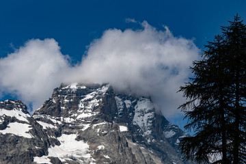 Fototapeta na wymiar Nice day on Matterhorn surroundings, italian Alps.