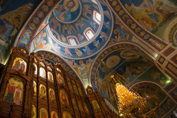 Fototapeta na wymiar NIZHNY NOVGOROD, RUSSIA - SEPTEMBER 28, 2019: Fragment of the interior of the Alexander Nevsky Cathedral