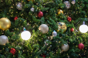Obraz na płótnie Canvas Christmas tree decorated with golden ball on pine branches background