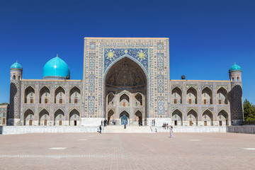 Fototapeta na wymiar View of Registan square in Samarkand - the main square with Ulugbek madrasah. Uzbekistan