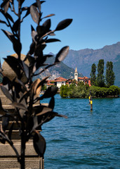 Foto dell'isola dei Pescatori scattata sulle sponde dell'isola Madre sul Lago Maggiore.